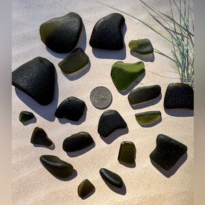19 PIECE OLIVE GREEN SEA GLASSES PIECES - 7 ounces / jewelry / arts / crafts